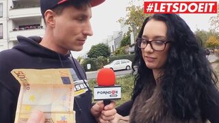 Německá dospívající dívka s velkým zadkem vystupuje z autobusu v horký auto kurva