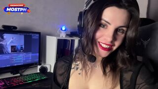 Horký ruský masturbace s velkými kozami a umělý kohout anál