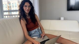 Naštvaný nevlastní bratři se snaží nudism Sawyer Cassidy v rodinné fantazii