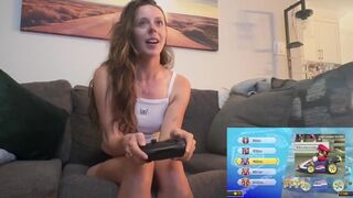 Pruhované mario kart duel s bujnou hračkou v mé kundičce - banán potopa v sexy hře