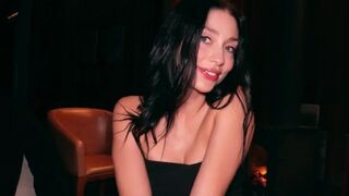 Víno se mění v mou divokou píseň, když mi sexy ztracená puberťačka zaklepe na dveře