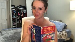 Hysterický Harry Potter čtení sedí na vibrační protézy