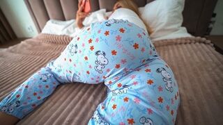 U otevřených dveří, při sledování porna, svádí svého nevlastního otce, svou malou děvku dceru