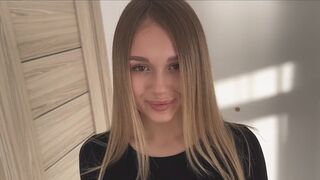 Blond teenager skáče na stromě svého přítele