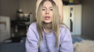 Teenage blond bomba ukazuje jeho tělo a pomáhá jeho přítel si to po horké kurva