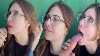 Teenage kuřba na jezeře, polykání horké spermie proudění
