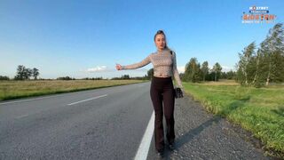 Hot fena v těsné legíny ukazuje její kozy a zadek, platí sex za jízdu