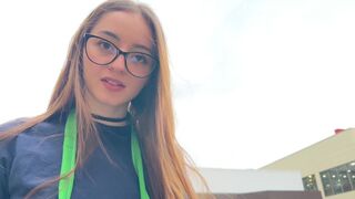 Dcera kavárny mi kouří koule v autě