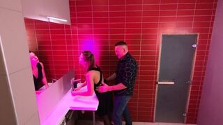 Skutečný sex v nočním klubu a to je na veřejnosti wc