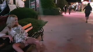 Bláznivá ruská dívka masturbace a močení na veřejné ulici