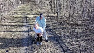 Turistika s dronem a špinavé sprchy po