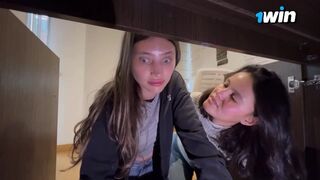 Nevšiml jsem si, že moje služka je tak sexy, že byla uvnitř, aby uklidila pracovnu