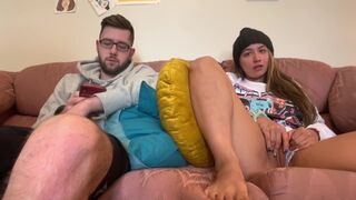 Můj otec mě přistihne, jak se dotýkám sám sebe a pomůže mi sprchovat!