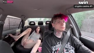 Wild taxi: cestující masturbuje divoce a horký kurva v autě