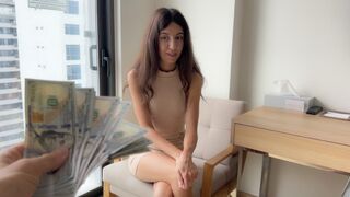 Hotelová pokojová služba - hostitelka souhlasila se sexem s hostem za peníze