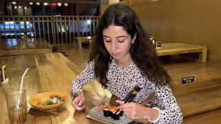Užil jsem si jeho obličej v dívčím sklepě, jedl jsem s roztomilým obličejem na sushi gouges
