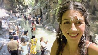 Zavlažuje tvář dospívající krásy ve veřejné šatně, pak spermie chodí kolem vodopádu
