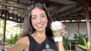 Teenage kuřba v koupelně Starbucks - sprej čurák na obličej po kávě s slizem uprostřed