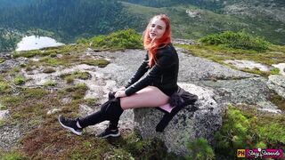Teenage červená dívka masturbace v horách na orgie