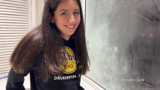 Ošukám tu krásu párty na Balkáně, zatímco jeho přítel nebude mít žádné podezření