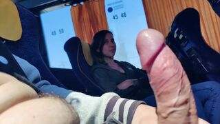 Cizinec teenager saje chlapa v autobuse