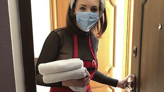 Služka se vrací do starého hotelu se svými velkými prsy