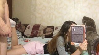 Čekal, až tu knihu odloží a ošuká ji - Via Hub