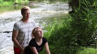 Blonďatá dospívající kočička a ústa pokrytá v krásné přírodě