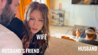 Žena podvádí svého manžela se svou nejlepší kamarádkou při hraní v helmě