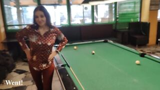 Z kundičky mé nevlastní matky uniká obrovský střevo po tom, co je ve vesnici