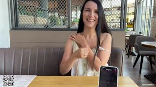Eva si užívá veřejnou restauraci se svým milencem Ferri dálkovým ovladačem vibrátor