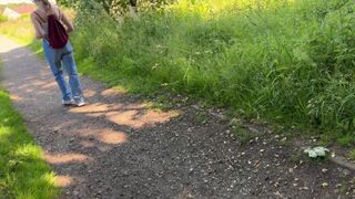 Nestydatá puberťačka mě přistihne, jak si mlátím ptáka, a je na divočině
