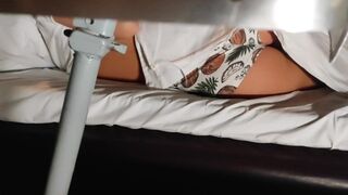 Ve vlaku veřejně šuká svoji partnerku, předstírá, že je producent