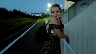 Hot blond, čekající na vlak, gets a gigant dick and shoots her pussy in public