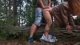 Cizinec ho šuká v psím obchodě, když mu vykouřím péro v lese