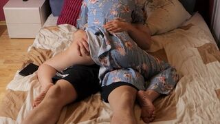 Mostoha maminka chytil její nevlastní syn s pornem a pomohl jí si to rychle