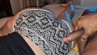 Syn Mostohy mě mlátí kalhotami a stříká mi do obličeje