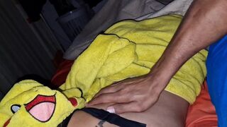 Táta přijde ke mně do postele a zastřelí mi kundu