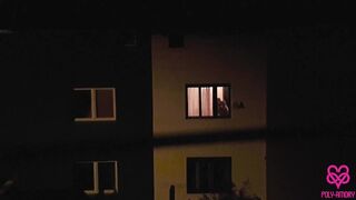 Podívejte se na dvě lesbické holky skrz okno a navštivte je v divoké trojce
