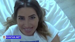 Sexy íránská dívka fucks ji velký zadek a saje ji před kamerou