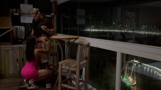Sklenice chlastu se změnila v horký kurva na balkóně