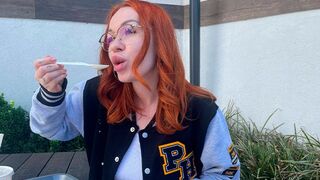 Školní dívka dává učiteli kuřbu za burger