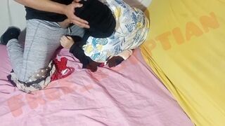 Sexy arabská matka ošukaná mladým chlapem, a on to zabije dvakrát v hlavě