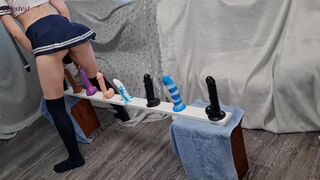 Tenký dospívající jízda tvrdě na falešné ptáky na obrovský orgasmus