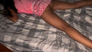 Kámoš mýho bráchy zůstane doma, přijde ke mně do pokoje, ošuká mi kundu, spadne mi do kalhot