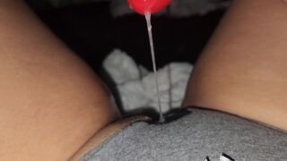 Dívat se na porno, její kalhotky jsou promočené a baví se jí to!