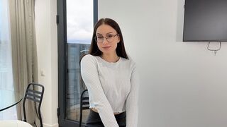 Horká Ava tvrdě pracuje, aby tu práci získal a naplnil si pusu