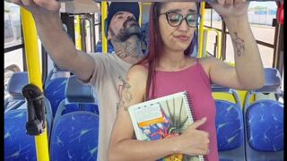 Dospívající dívka fucked podle cizinec ve veřejném autobusu