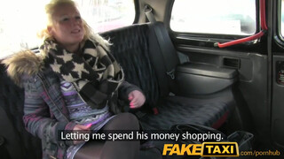 FakeTaxi - mladá dívka vysává starého taxikáře