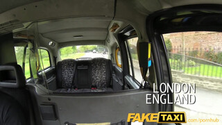 FakeTaxi kočička se chystá stát pornohvězdou ukazuje, co dokáže